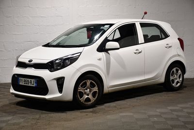 la photo d'une petite voiture blanche garée dans un garage