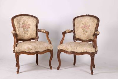 PAIRE DE FAUTEUILS cabriolet en noyer mouluré et sculpté. Le…