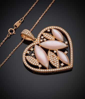 un pendentif rose en forme de cœur, serti de diamants, monté sur une chaîne