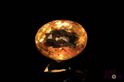 une image représentant un diamant de couleur dorée sur un fond noir