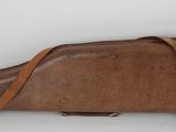 un vieil étui à pistolet en cuir sur fond blanc
