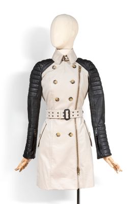 une image représentant un mannequin vêtu d'une blouse blanche et d'une veste noire