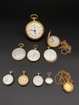 de nombreux types de montres de poche sur la table