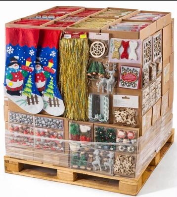 une palette en bois remplie de décorations de Noël et d'autres objets