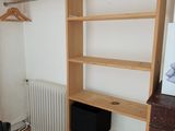 une pièce avec un bureau et une bibliothèque