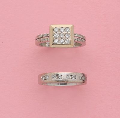 deux alliances serties de diamants sur fond rose