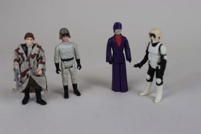 cinq figurines représentant des personnages de Star Wars alignées les unes à côté des autres