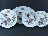 trois assiettes ornées de fleurs sont posées sur une table