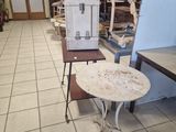 une petite table sur laquelle est posé un petit réfrigérateur
