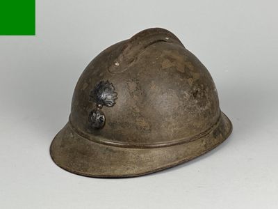 un casque qui a été porté par un soldat