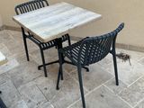 deux chaises et une table sur la terrasse