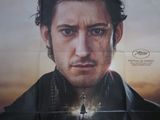L'affiche du film, à l'occasion de sa sortie, montre un homme qui fixe l'objectif.
