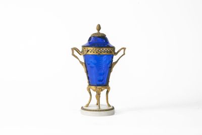 un vase bleu orné d'un motif doré sur le dessus