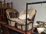 beaucoup de chaises et de tables dans une pièce avec beaucoup de meubles