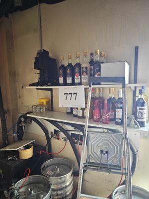 une échelle appuyée contre le mur d'un garage