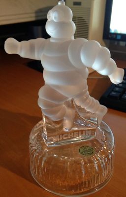 une photo d'une figurine représentant un homme posée sur une table