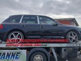 une voiture à l'arrière d'une dépanneuse à plateau