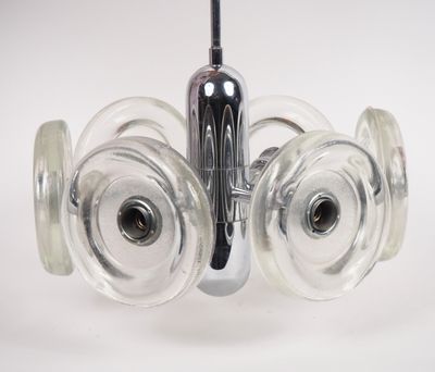 un gros plan sur un luminaire en verre muni d'une poignée noire