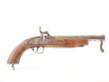 un gros plan d'un pistolet sur un fond blanc avec un fond blanc