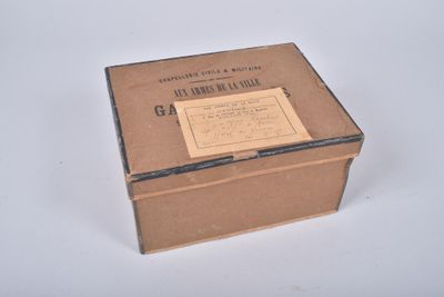 une boîte marron avec une étiquette, posée sur une table