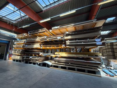 une grande quantité de tôles d'acier empilées dans un entrepôt