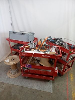 un chariot rouge recouvert de câbles, dans une pièce