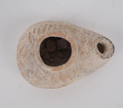 Jérusalem. Lampe romaine ornée d’une croix. IV-Ve s. apr. J.… - Photo 1