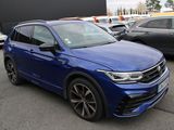 Le SUV Volkswagen bleu est garé sur un parking, à côté d'autres voitures.