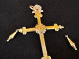 un gros plan d'une croix sur une surface noire