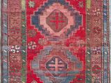 un tapis rouge et bleu orné d'un motif oriental