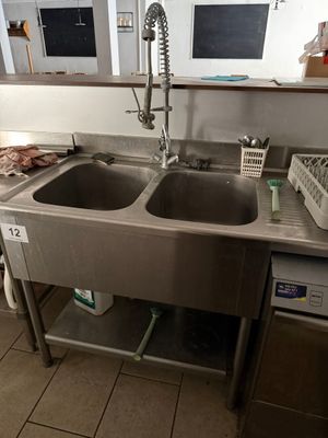 une cuisine équipée d'un évier et d'un lave-vaisselle
