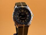 une montre posée sur un support