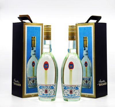Deux bouteilles de vodka sont posées l'une à côté de l'autre sur une surface blanche