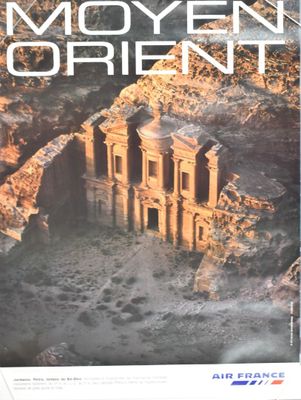 la couverture d'un magazine sur laquelle figure, au centre, la photo d'un bâtiment