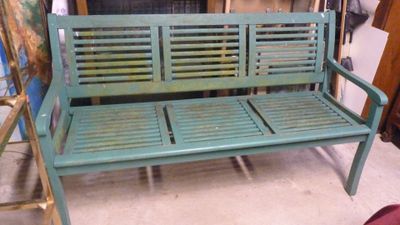 un banc vert qui se trouve dans une pièce