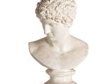 buste en marbre représentant un homme aux cheveux bouclés sur fond blanc