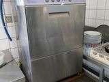 un lave-vaisselle et une cuisinière en acier inoxydable dans une cuisine aux murs carrelés
