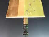 une image d'une lampe de table avec un abat-jour vert