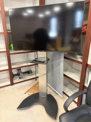 un grand téléviseur à écran plat posé sur un meuble dans un coin de la pièce