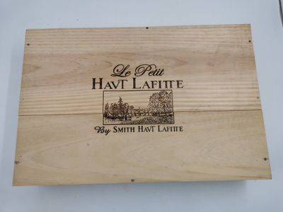 gros plan d'une boîte en bois portant une étiquette