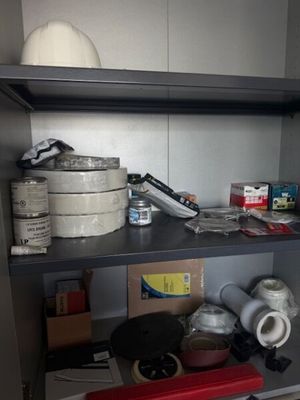 une étagère contenant divers objets dans une pièce
