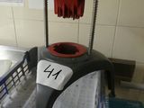 une machine posée sur une table