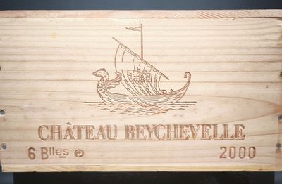 une boîte en bois sur laquelle est représenté un bateau