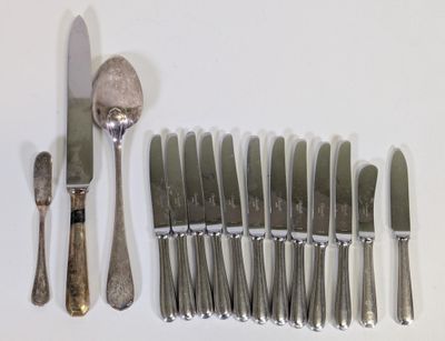 beaucoup d'argenterie sur une table avec un couteau et une fourchette