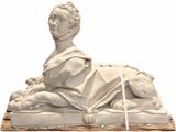 statue représentant un homme avec un chien, posée sur un socle en bois