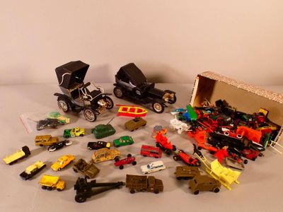 beaucoup de jouets posés sur une table