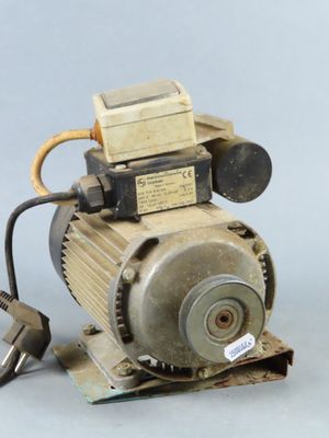 un petit moteur relié à un cordon d'alimentation