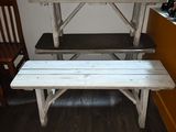 une table et un banc en bois dans un coin de la pièce