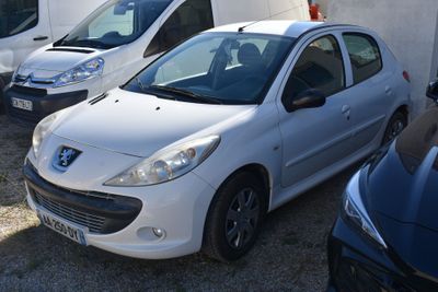 plusieurs voitures garées les unes à côté des autres dans un parking