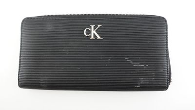 un gros plan sur un sac à main noir orné d'un monogramme